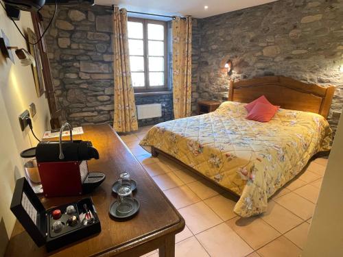 普萊桑斯的住宿－木蘭酒店，一间卧室配有一张床、一张木桌和一张桌子
