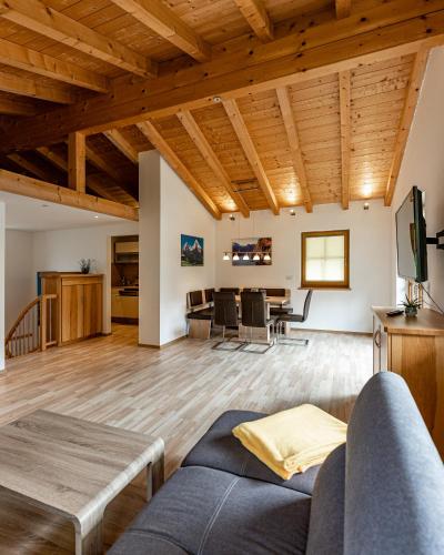 a living room with a couch and a table at Chalets Lampllehen in Marktschellenberg