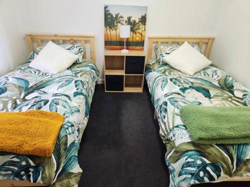 2 Betten nebeneinander in einem Zimmer in der Unterkunft Victor Vibes in Victor Harbor