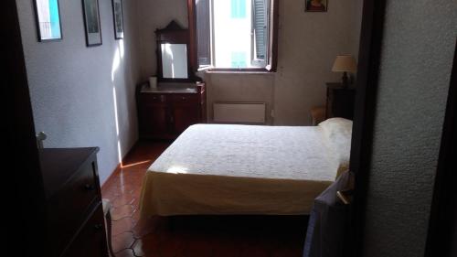 a small bedroom with a bed and a window at Casa Lenzi in Portoferraio