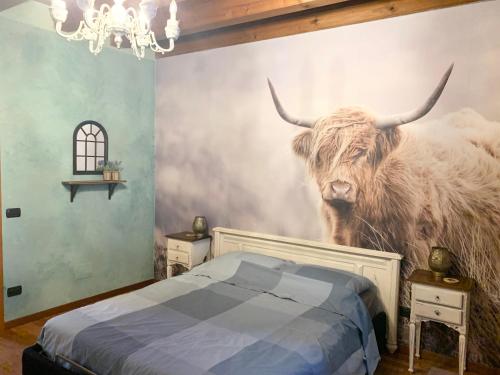 ein Schlafzimmer mit einem Wandbild einer Kuh in der Unterkunft B&B Acquagrossa in San Martino Buon Albergo