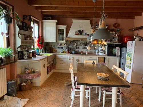 eine Küche mit einem Tisch und Stühlen in der Unterkunft B&B Acquagrossa in San Martino Buon Albergo