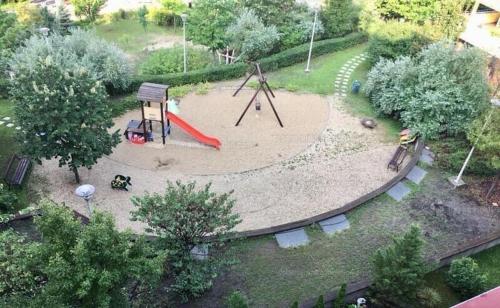 una vista aerea su un parco con parco giochi di Sissy20 Apartman a Budapest