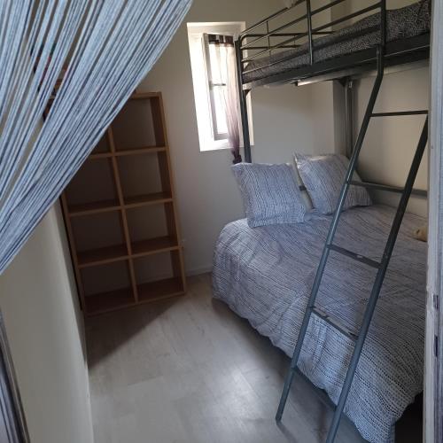 une chambre avec un lit superposé avec une échelle dans l'établissement Andre, à Ollioules