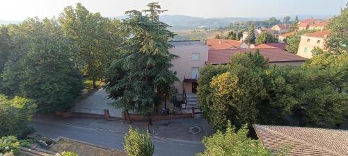 een uitzicht op een huis met een boom bij I Templari - Affittacamere in Castignano