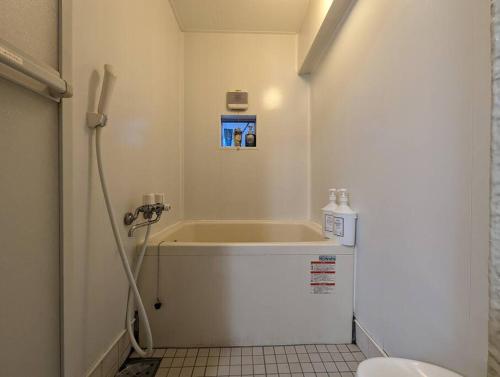 a bathroom with a bath tub and a toilet at 【豊和マンション稲荷302号室】伏見稲荷駅徒歩３分！Free Wifi付のお宿！ in Kyoto