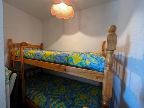 une chambre avec deux lits superposés dans une pièce dans l'établissement Appartement Le Barcarès vue mer, au Barcarès