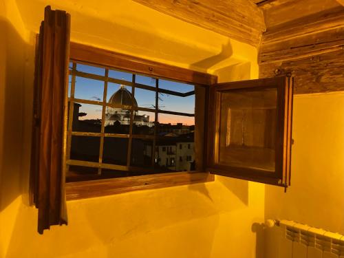 - une fenêtre dans une chambre avec vue sur la ville dans l'établissement Palazzo Leopardi, à Florence