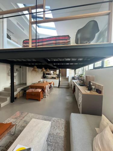 Ce loft comprend un salon et une salle à manger. dans l'établissement Loft familial avec grand jardin verdoyant, à Paris