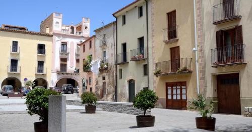 una calle de la ciudad con edificios y macetas en Apartamento La Costa, en Peralada