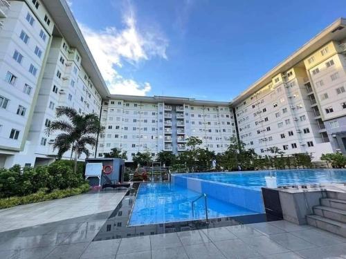 un hotel con piscina frente a un edificio en Collin Space 314 en Tunkong Manga