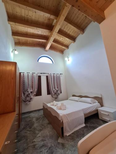 una camera con due letti in una stanza con soffitti in legno di Agriturismo Ca Novak Venezia a Spinea