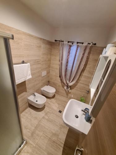 ein Bad mit einem Waschbecken, einem WC und einer Dusche in der Unterkunft Agriturismo Ca Novak Venezia in Spinea
