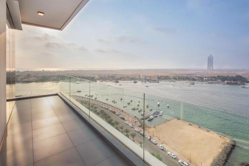 吉達的住宿－Four Points by Sheraton Jeddah Corniche，从大楼里欣赏水景