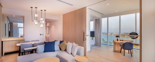 吉達的住宿－Four Points by Sheraton Jeddah Corniche，客厅配有沙发和桌子