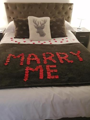a blanket that says happy new year on a bed at Lake District and Eden Valley Thornhill Lodge in Long Marton