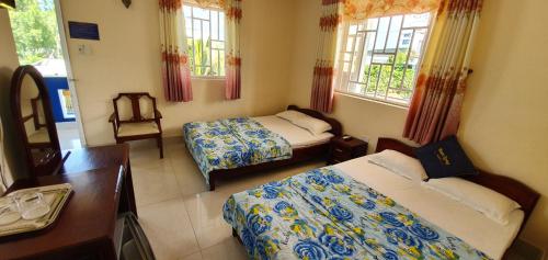 Zimmer mit 2 Betten und 2 Fenstern in der Unterkunft Khách Sạn Minh Hồng in Long Hải