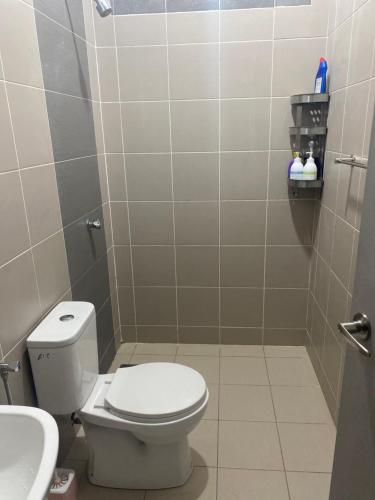 een badkamer met een toilet en een wastafel bij Homestay Mak Abah in Kuantan