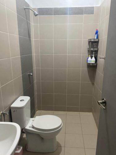 een badkamer met een toilet en een wastafel bij Homestay Mak Abah in Kuantan