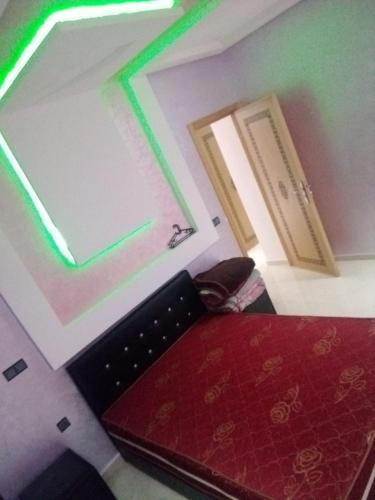 Cette chambre comprend un lit, une fenêtre et une porte. dans l'établissement Ouma yanis, à Kenitra
