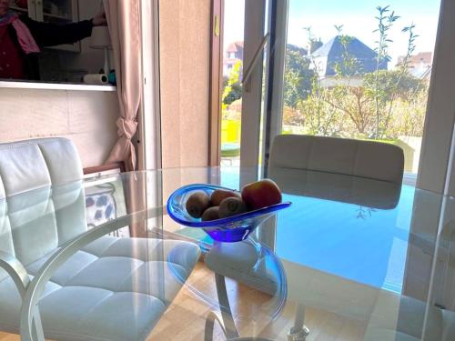 - une table en verre avec un bol de fruits dans l'établissement Beautiful apartment close to every spot of Deauville, à Deauville