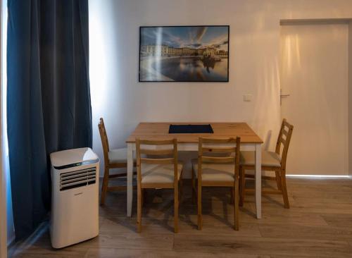 une table de salle à manger et des chaises dans une pièce dans l'établissement Royal Blue Deluxe, à Vienne