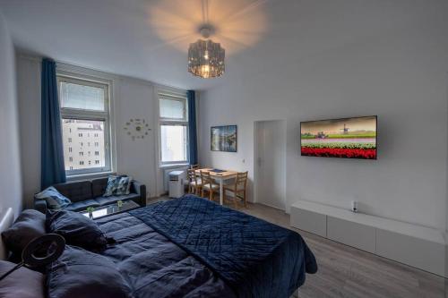 une chambre avec un lit et un canapé dans l'établissement Royal Blue Deluxe, à Vienne