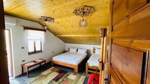 Habitación pequeña con cama y mesa en Denis House - Private Rooms -Guest House-Hotel-Gjirokastra, en Gjirokastra