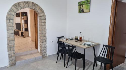 une salle à manger avec une table, des chaises et une voûte dans l'établissement Casa Artemis, à Plátanos