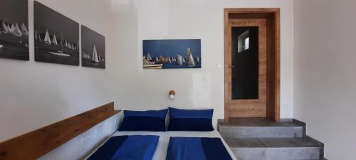 Zimmer mit blauen Kissen auf dem Boden und einer Tür in der Unterkunft Kleine Ferienwohnung für Zwei zwischen Allgäu und Bodensee 