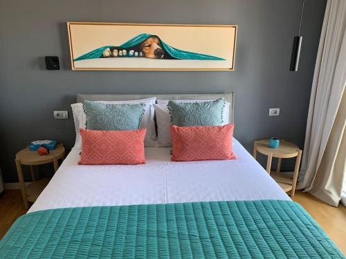 Ένα ή περισσότερα κρεβάτια σε δωμάτιο στο Above & Beyond Volos City Center Luxury Redefined