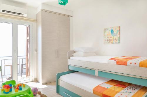 ピタゴリオにあるI Love Samos - Maisonette at the heart of Pythagorioのベッドルーム1室(二段ベッド2組付)、バルコニーが備わります。