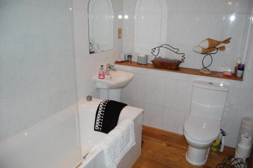 Ένα μπάνιο στο Lomond Castle Apartment