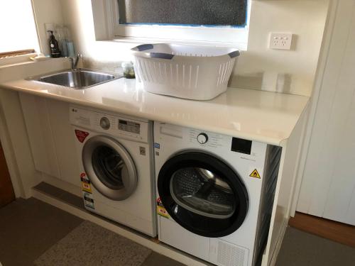 a kitchen with a washing machine and a sink at Clare to Spalding character escape in Spalding