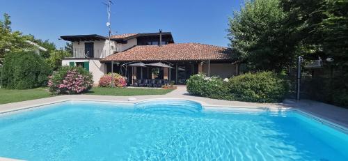 una gran piscina frente a una casa en Cerlino's B&B, en Reggio Emilia