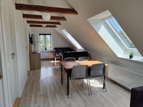 Nordgården Pension في Onsbjerg: غرفة طعام وغرفة معيشة مع طاولة وكراسي