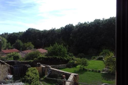 vista su un giardino alberato sullo sfondo di PRECIOSO APARTAMENTO RURAL a Sequeros