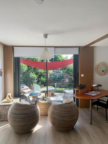 - un salon avec 2 grandes sphères en bois au sol dans l'établissement Bungalow parenthèse de vie - logement indépendant, à Cernay