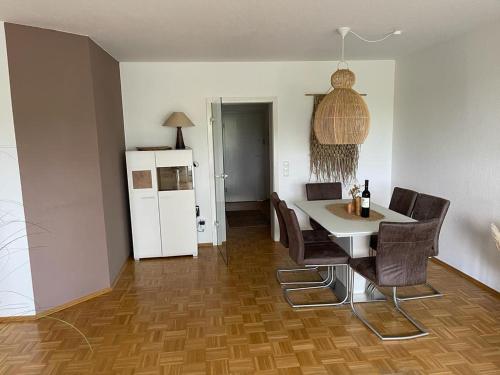 Ferienwohnung in Maikammer في مايكامير: مطبخ وغرفة طعام مع طاولة وكراسي