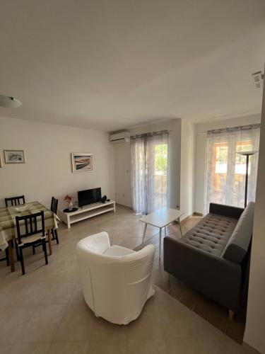 ラブにあるApartments and Rooms Markovskiのソファとテーブルのあるリビングルーム