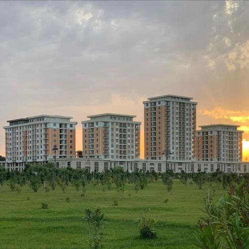 um grupo de edifícios de apartamentos altos num campo em Levent beach 1,Luxury apartment em Sumqayıt