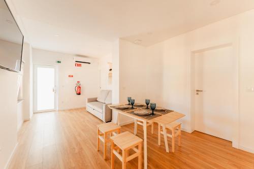 a kitchen and dining room with a table and chairs at VILLA DOS R'S in Avis