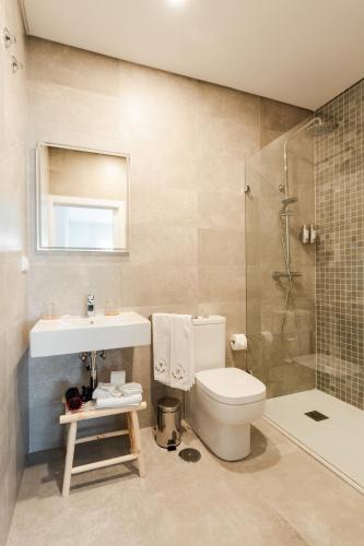 a bathroom with a toilet and a sink and a shower at VILLA DOS R'S in Avis