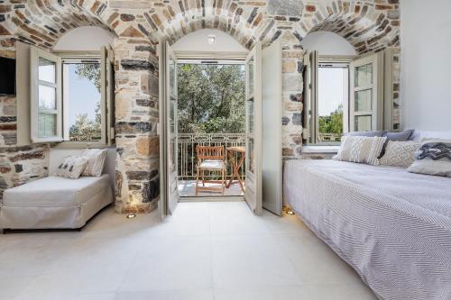 Ένα ή περισσότερα κρεβάτια σε δωμάτιο στο Zos Suites