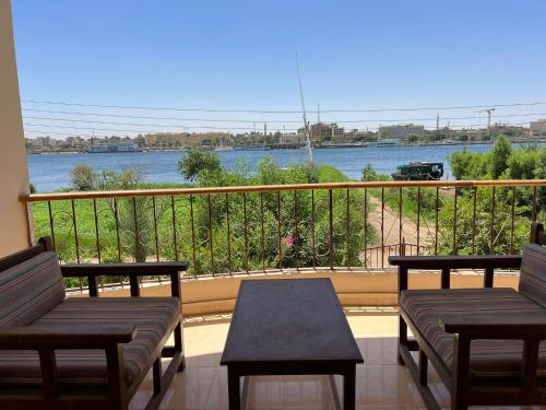 d'un balcon avec bancs et vue sur la rivière. dans l'établissement Luxor Plaza House, à Louxor