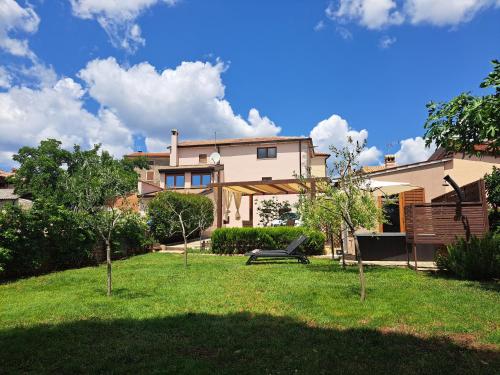 Galeriebild der Unterkunft Casa Mirelia - Holiday home for two with garden and whirlpool in Kaštelir