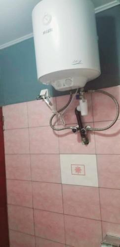 a water tank on the floor of a bathroom at Appartement meublé in Douala