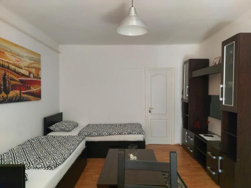 Zimmer mit 2 Betten und einem Tisch in der Unterkunft Belvárosi,nyugalom in Kaposvár