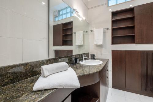 uma casa de banho com um lavatório e um espelho em SWEET LIFE - LUXURY APARTMENT-SUITE-ROOMS em Bari