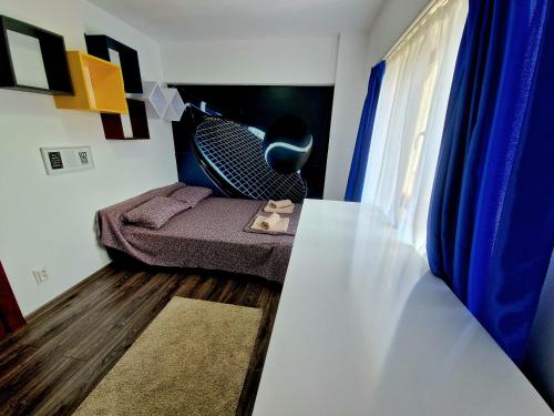 a small room with a bed and a table at Cozy appartment in the center in Târgovişte